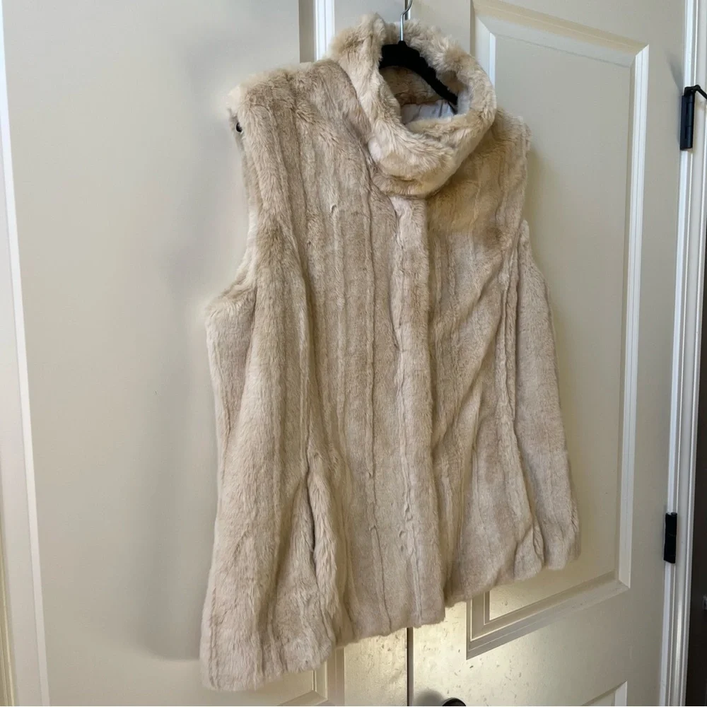 Kristen Blake Faux Fur Cream Vest, size large, like new condition - Picture 3 of 9
